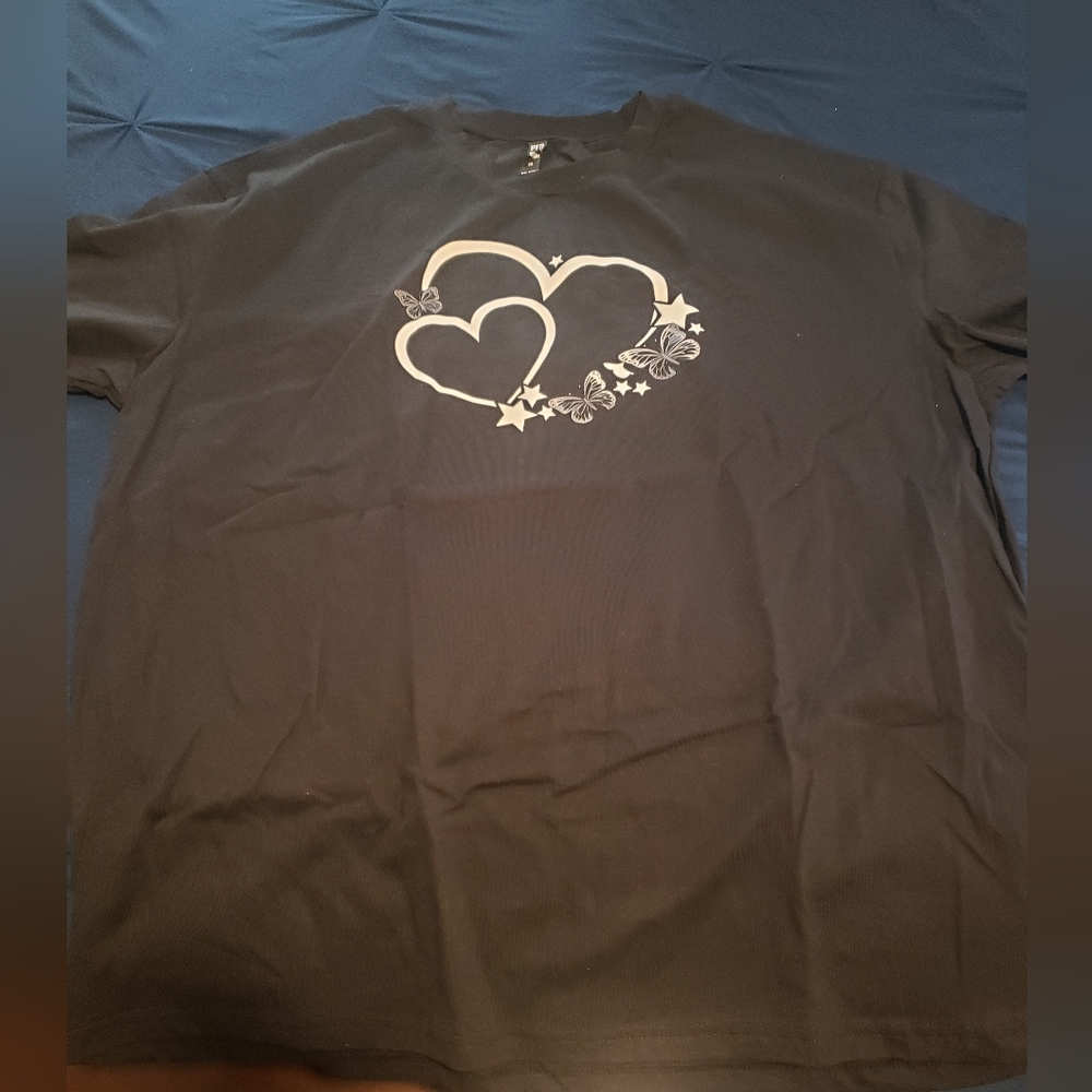 Womens 2X Black Short Sleeve Crew Neck T-Shirt with Heart and Butterfly Design